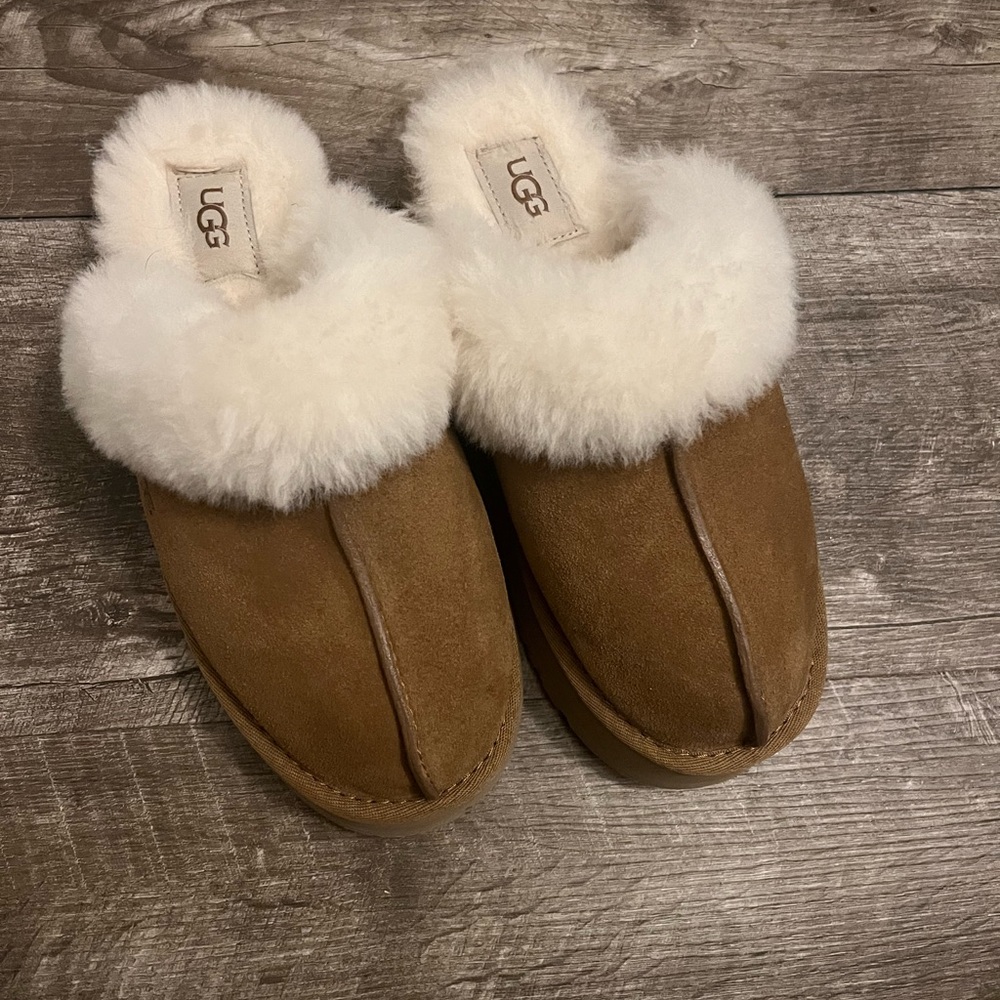 UGG Disquette slipper in color chestnut. Excellent condition. Size 7